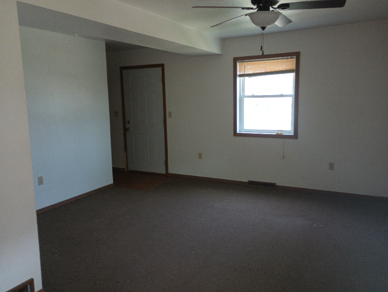516 S Center St - Photo 5 of 10