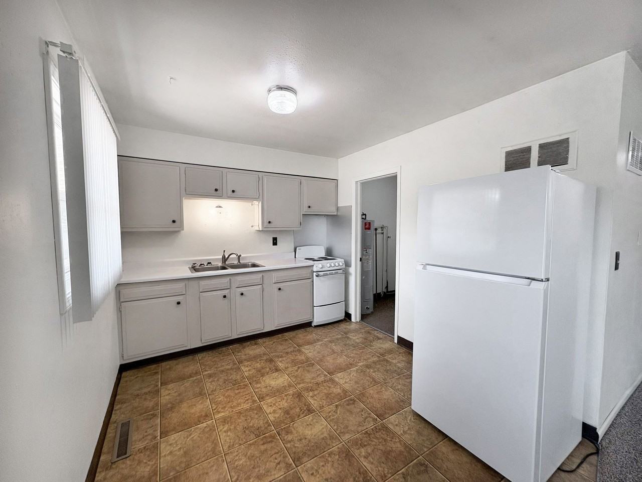 Centrally located 2 Bedroom Apartment with Laundry Hook - Photo 2 of 10