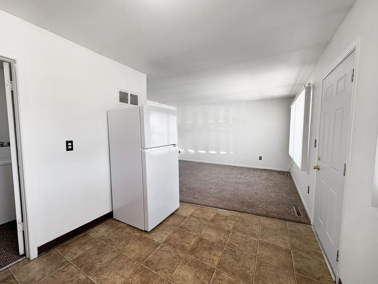 Centrally located 2 Bedroom Apartment with Laundry Hook - Photo 3 of 10