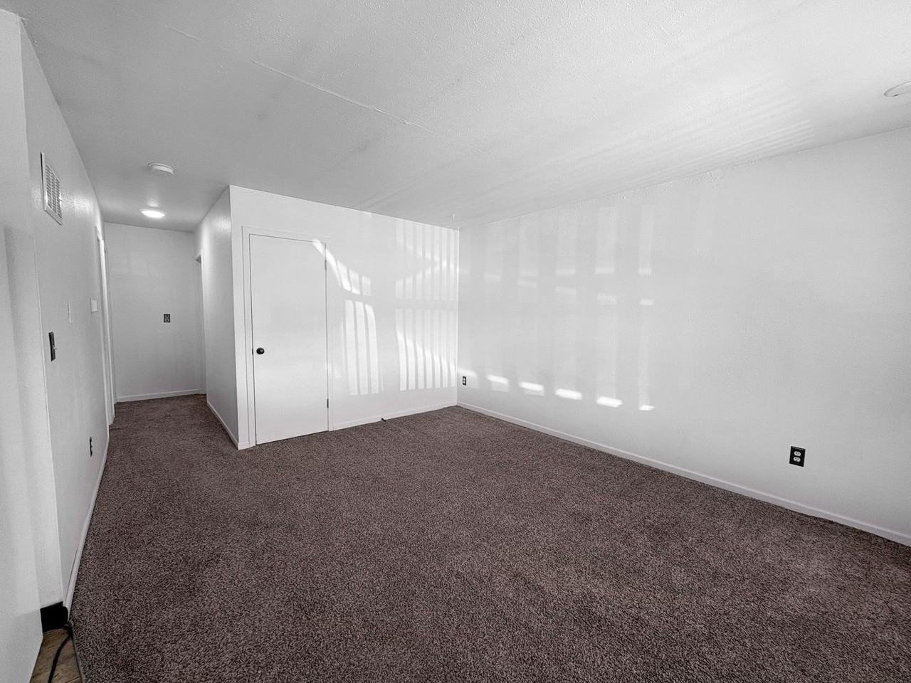 Centrally located 2 Bedroom Apartment with Laundry Hook - Photo 5 of 10