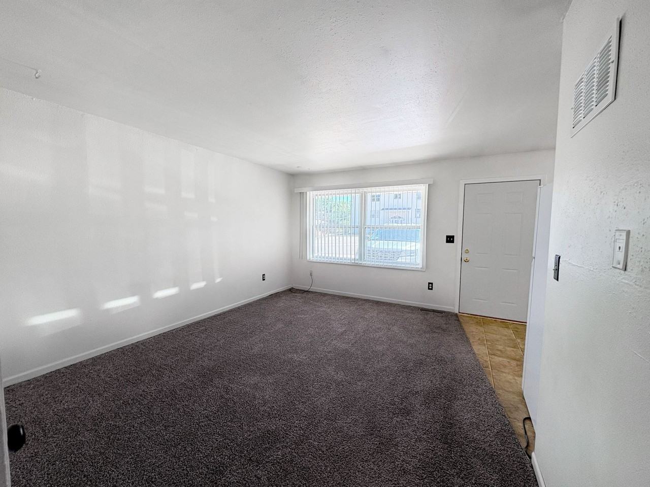 Centrally located 2 Bedroom Apartment with Laundry Hook - Photo 6 of 10