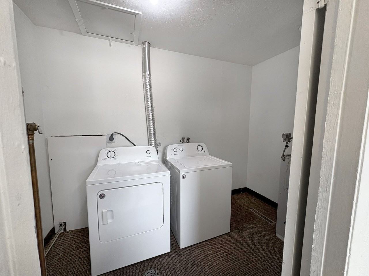 Centrally located 2 Bedroom Apartment with Laundry Hook - Photo 7 of 10
