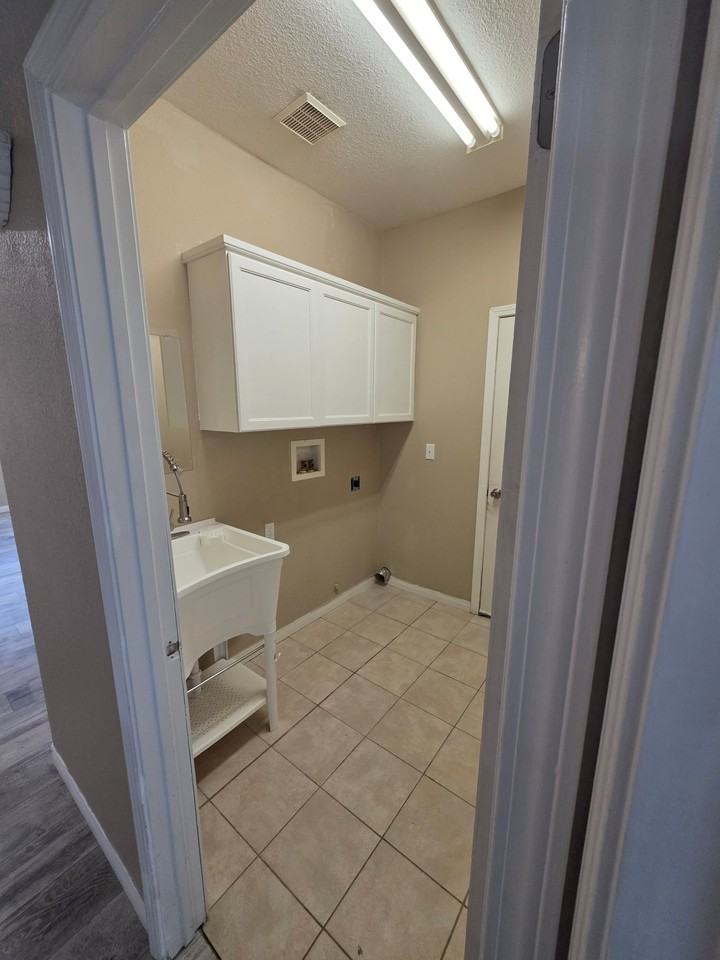 8173 Viburnum Ave - Photo 4 of 12