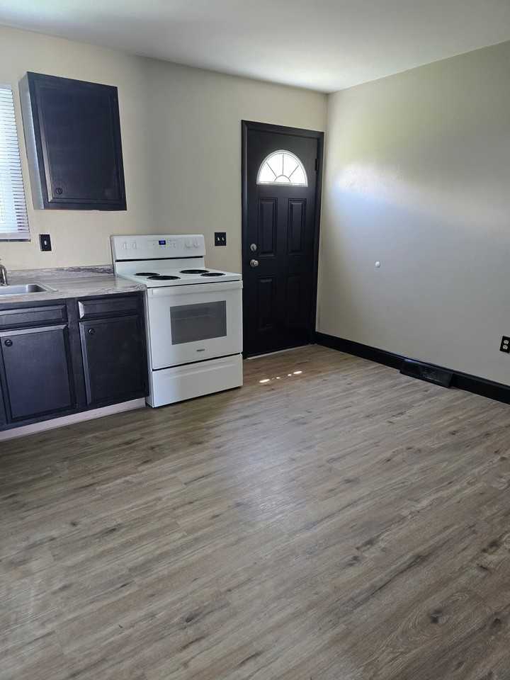 1403E E 38th St - Photo 2 of 20