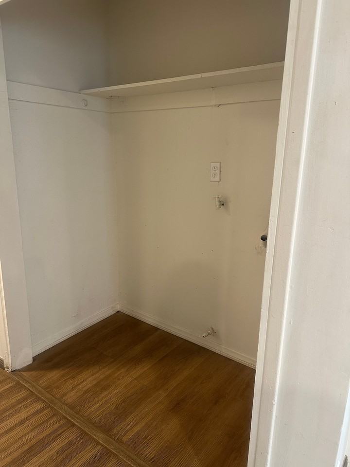1315 1/2 W 97th St - Photo 4 of 17