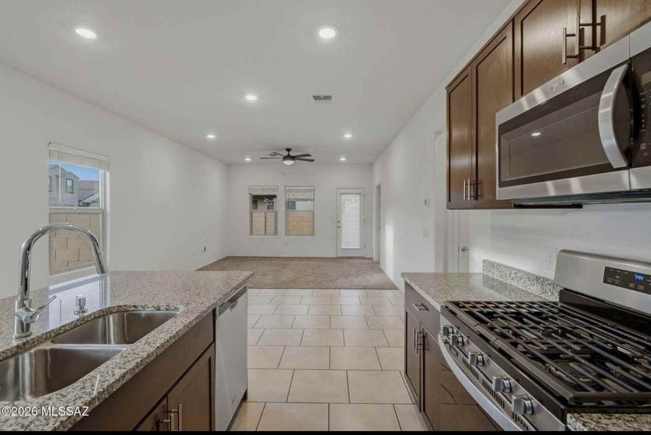 2557 E Calle Joya De Ventura - Photo 3 of 16
