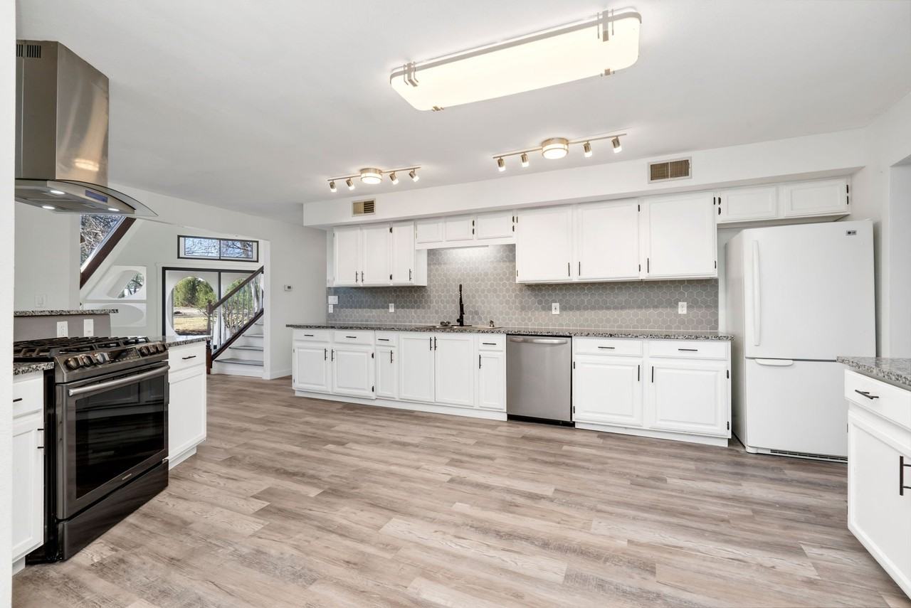 8402 Dome Ct - Photo 5 of 32