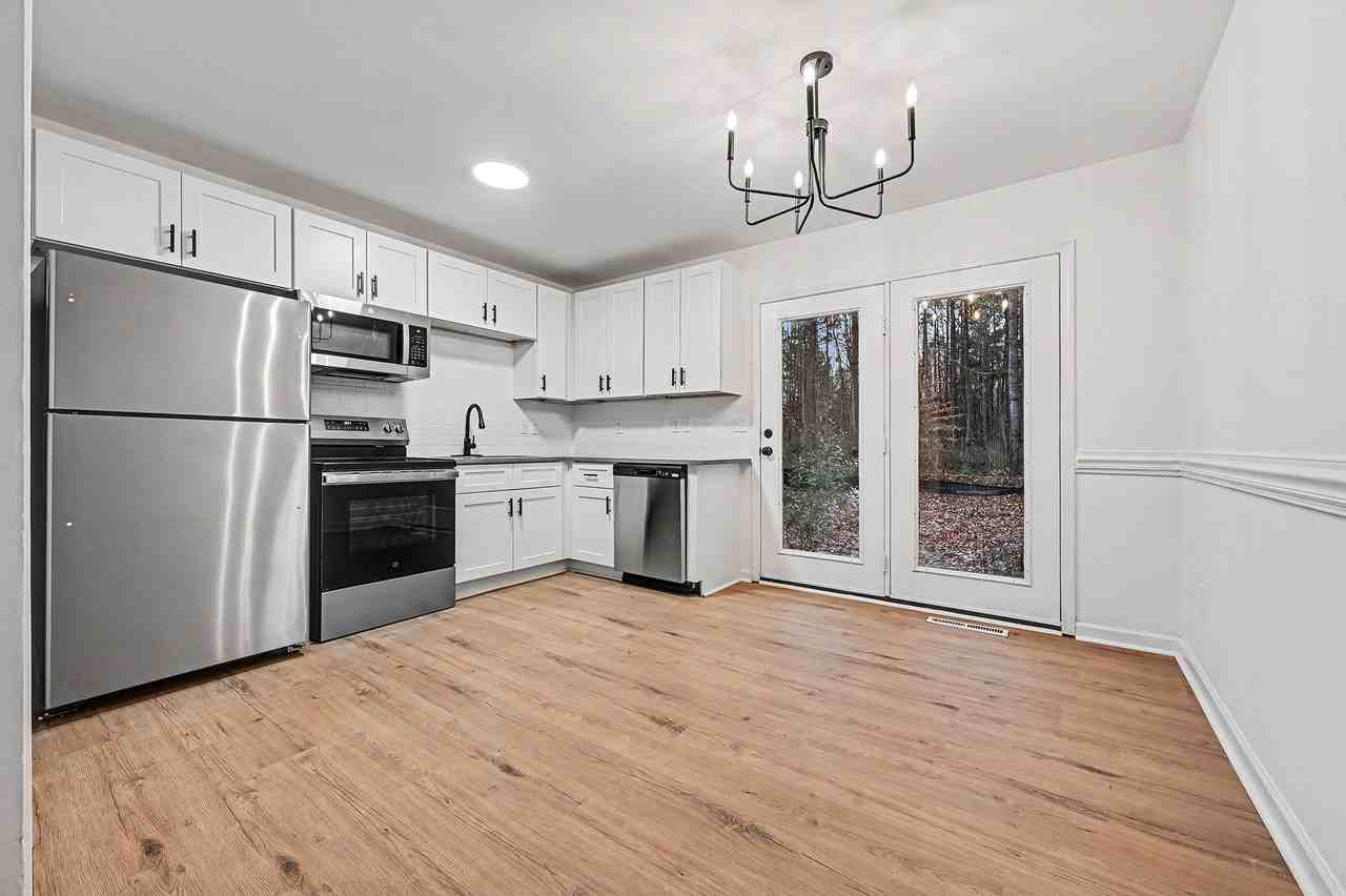 5001 Lakecrest Dr - Photo 3 of 10