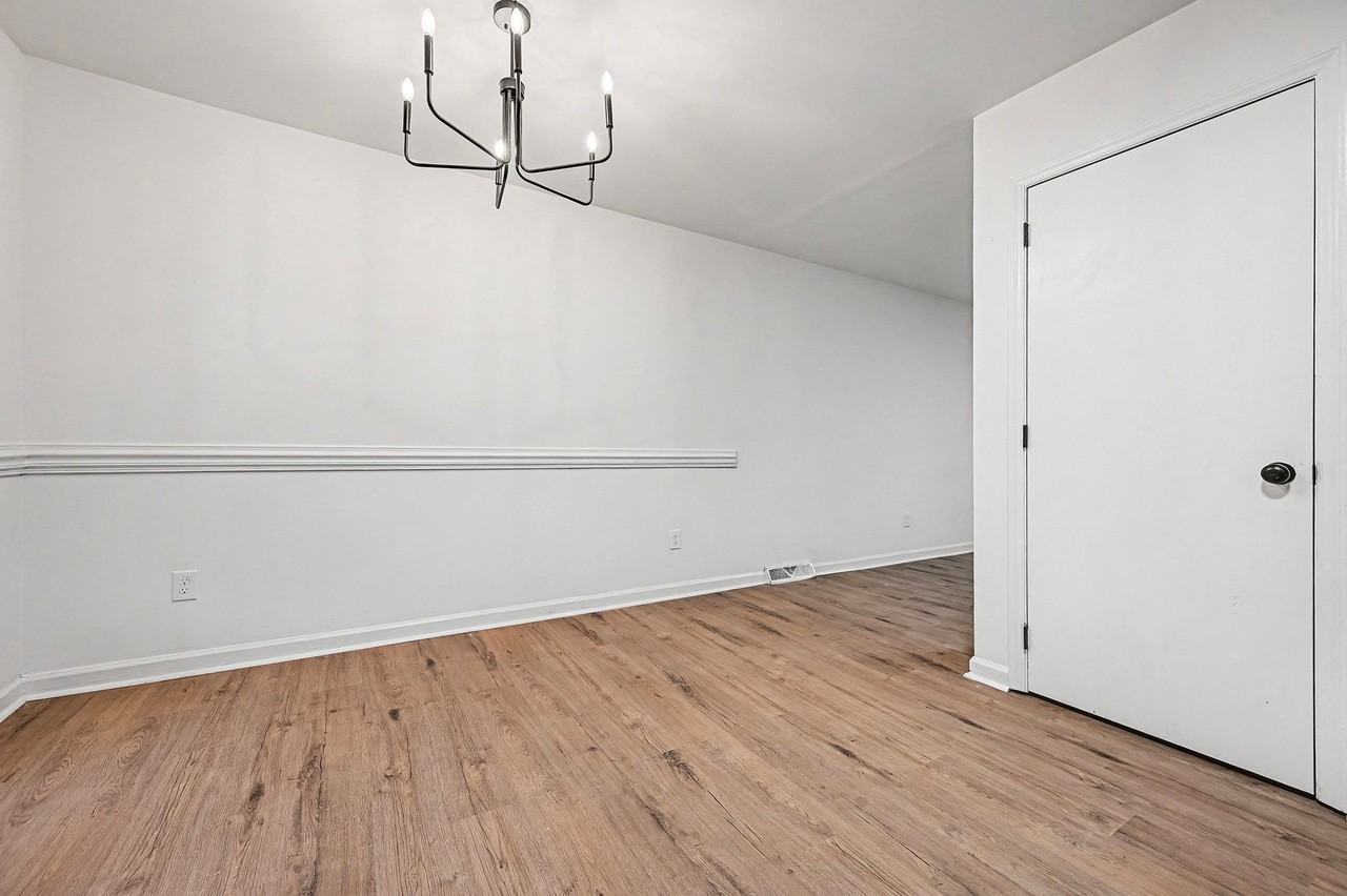 5001 Lakecrest Dr - Photo 4 of 10