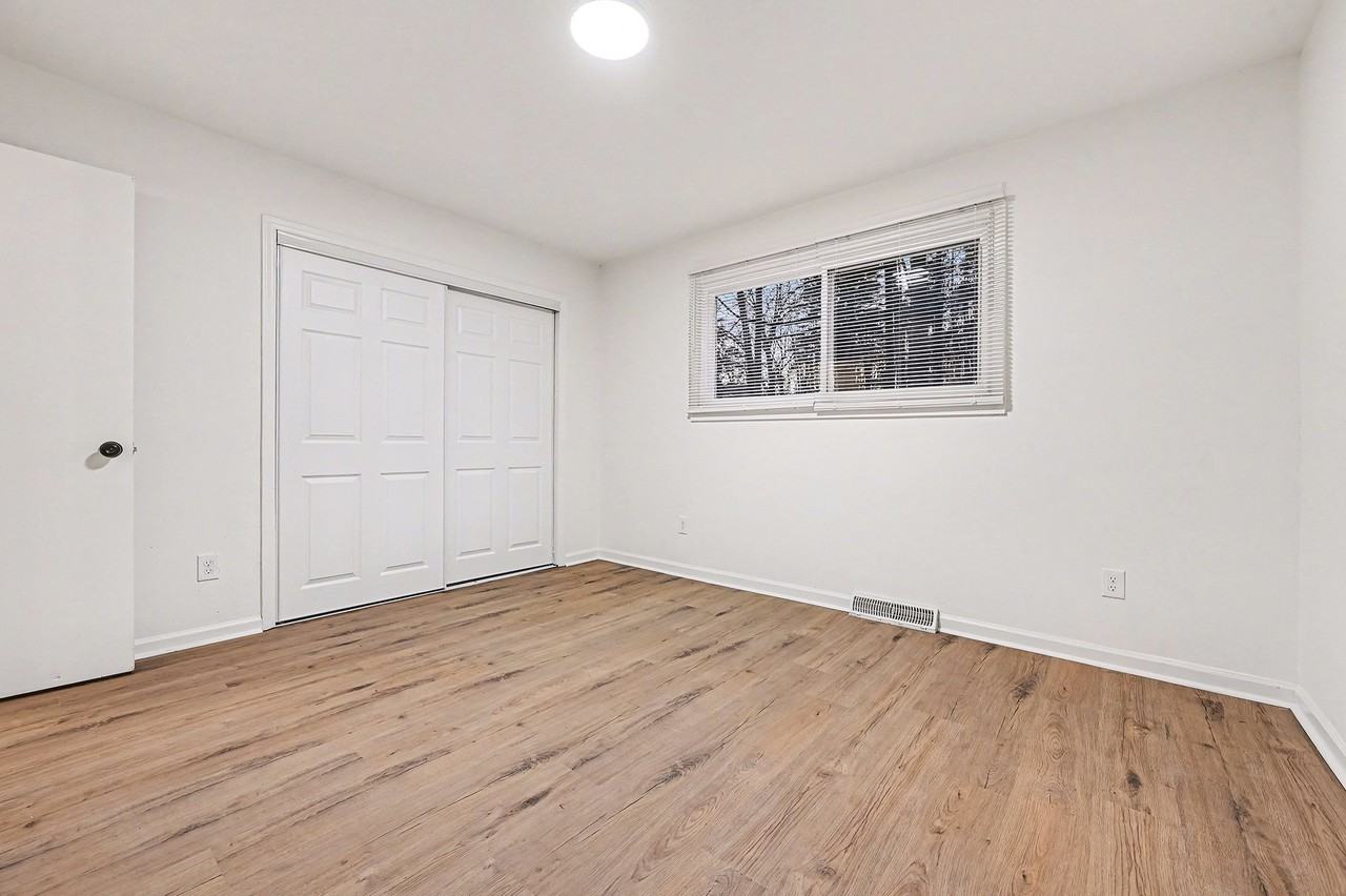 5001 Lakecrest Dr - Photo 5 of 10