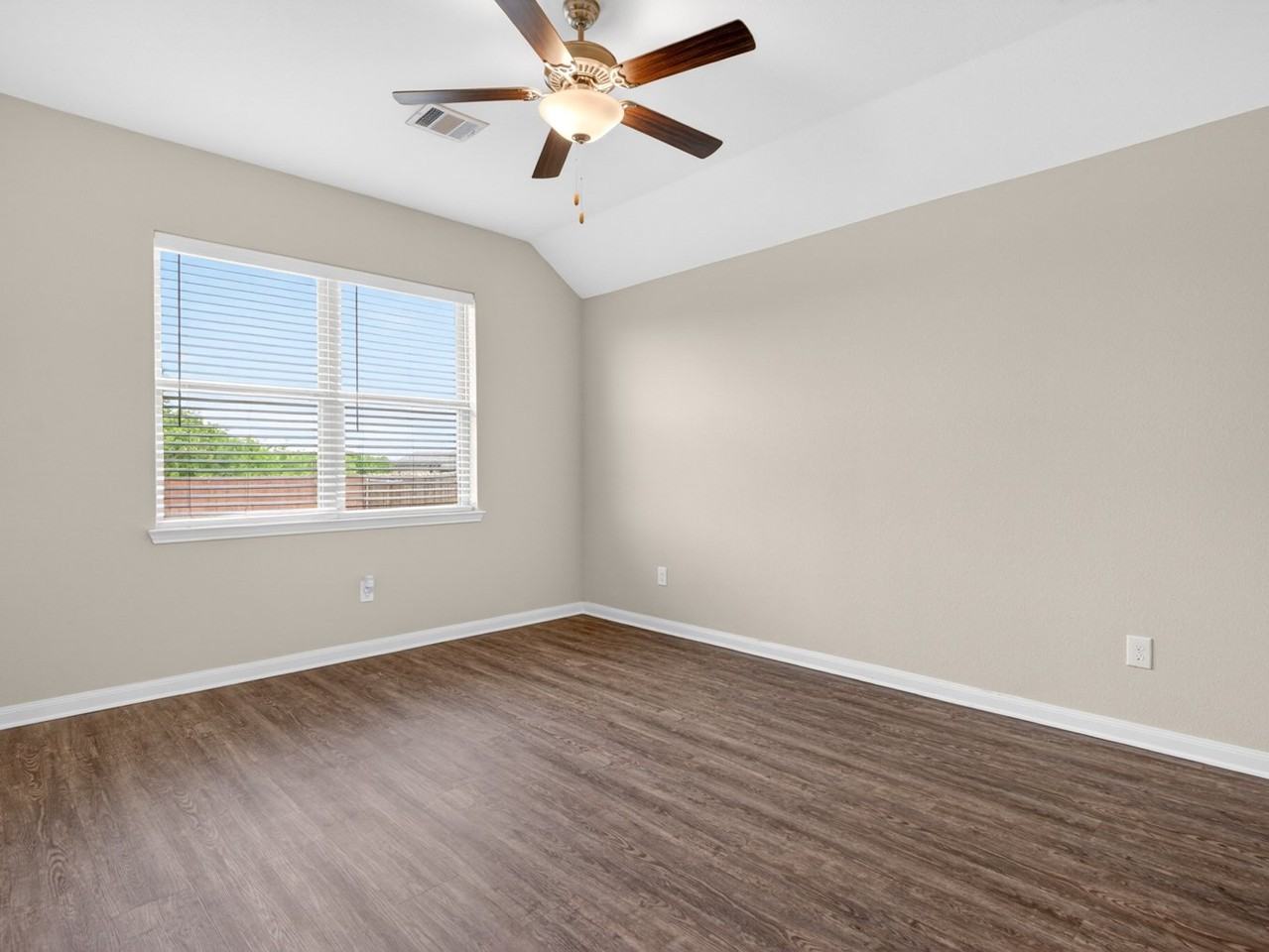 1420 Mackinac Dr - Photo 3 of 17