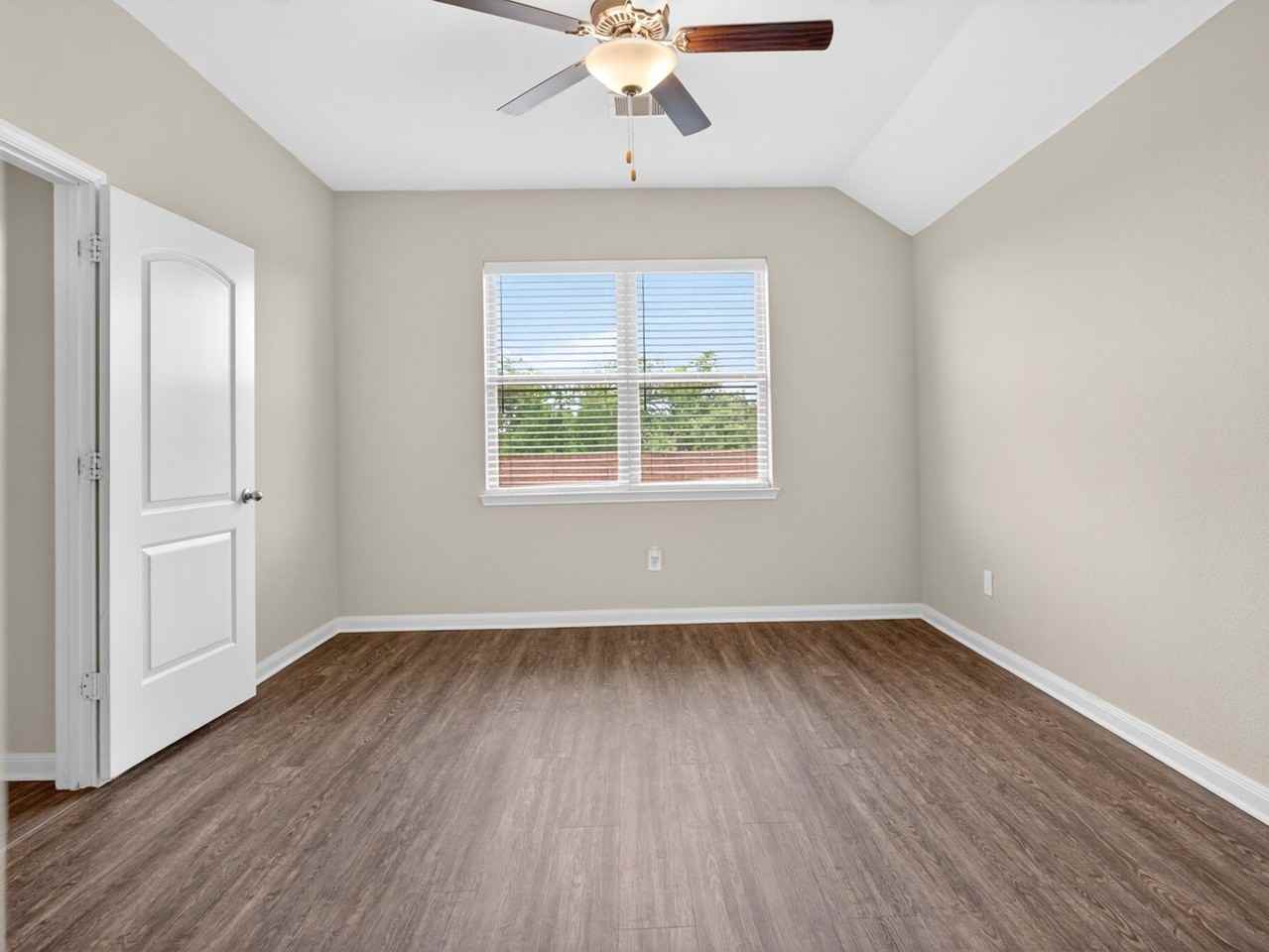 1420 Mackinac Dr - Photo 4 of 17
