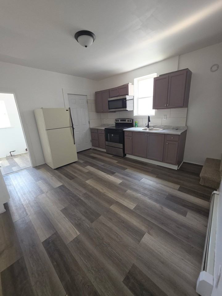 139 Spring St - Photo 2 of 14