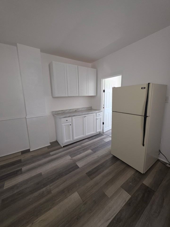 139 Spring St - Photo 3 of 14