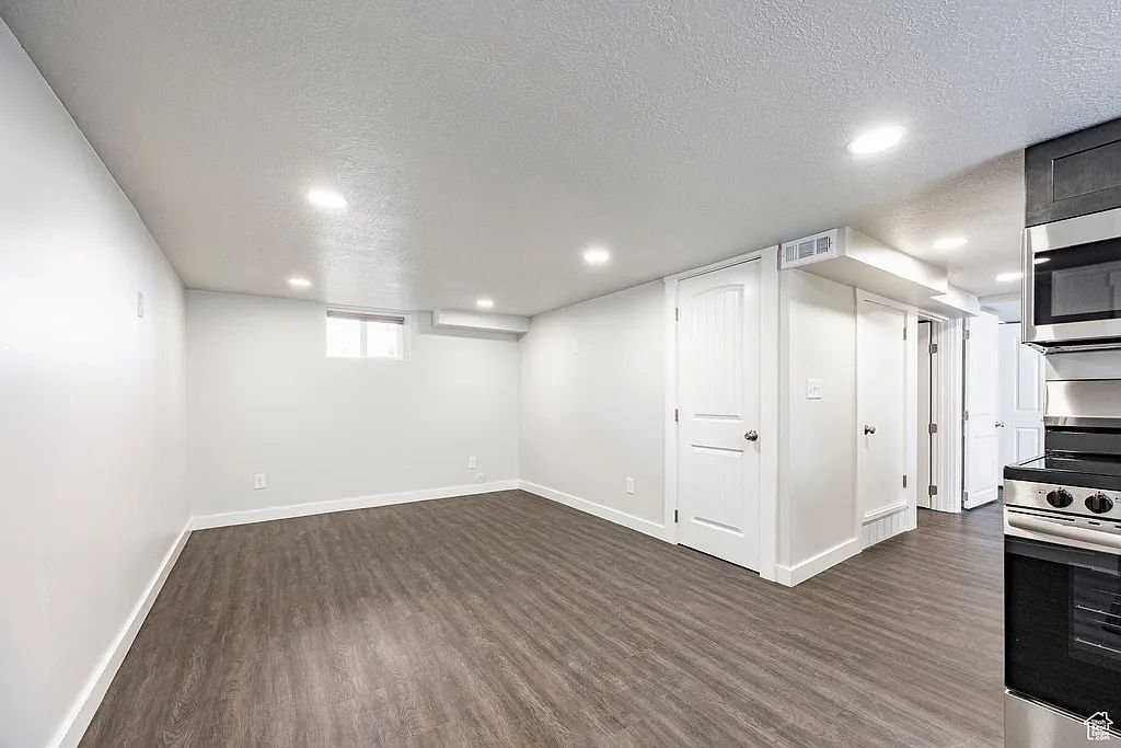 951 30th St #B - Photo 3 of 6