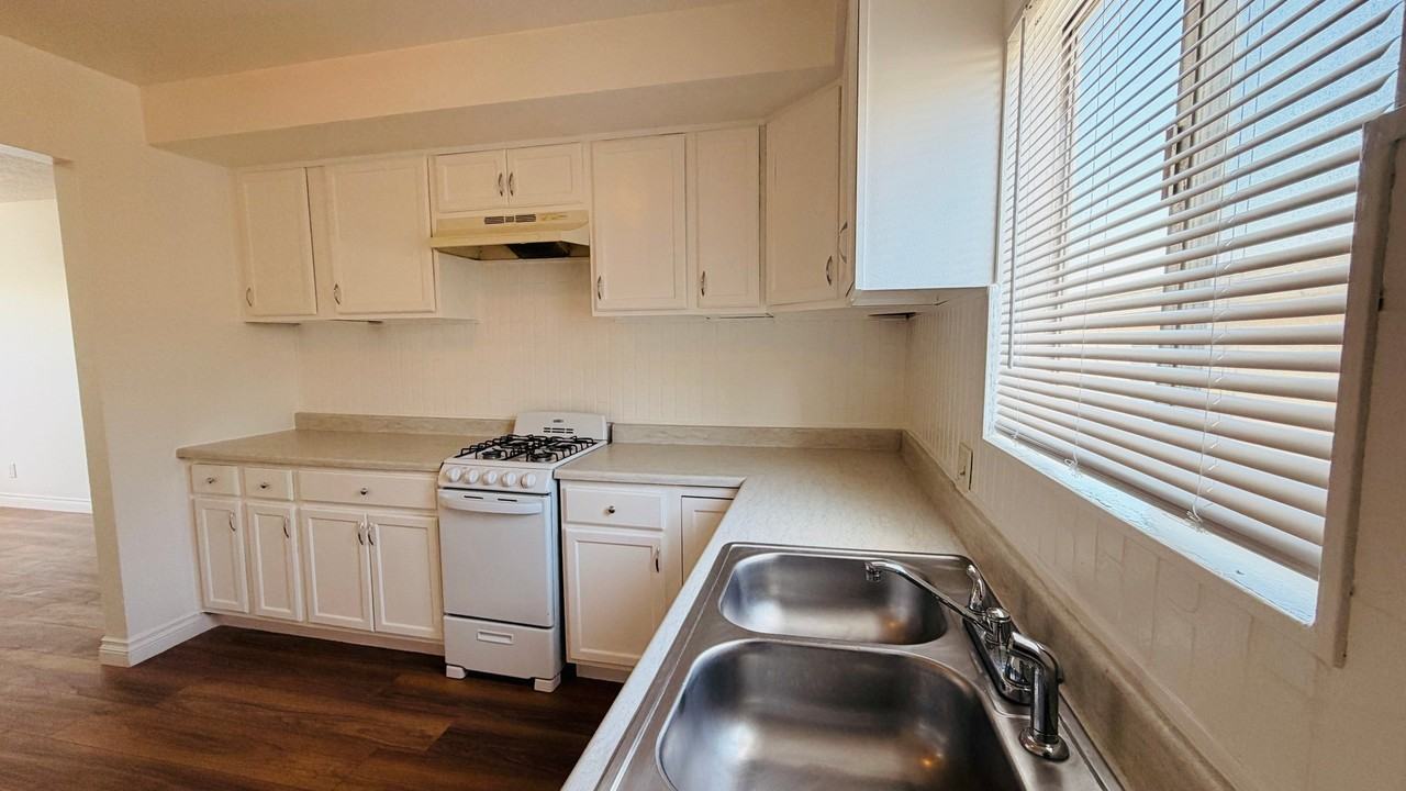 1439 W 84th Pl #4 - Photo 3 of 8
