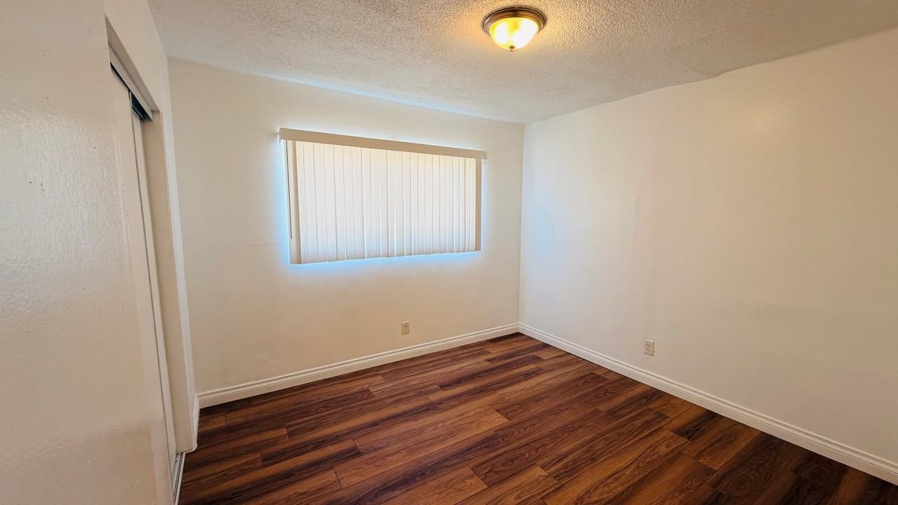 1439 W 84th Pl #4 - Photo 7 of 8