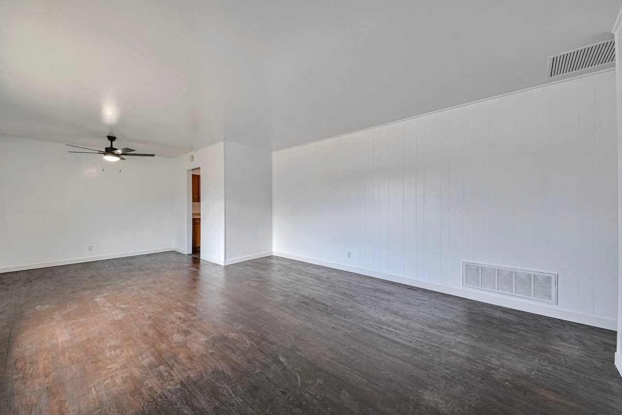 5718 Iris St - Photo 3 of 20