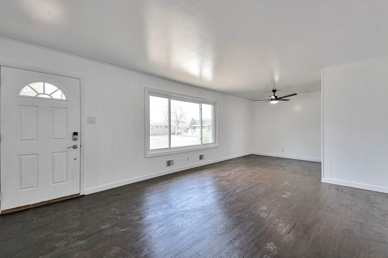 5718 Iris St - Photo 4 of 20