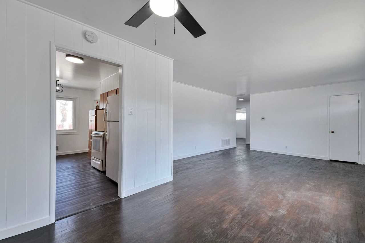 5718 Iris St - Photo 5 of 20