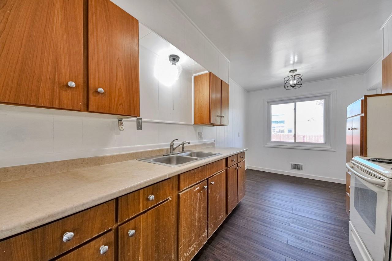 5718 Iris St - Photo 6 of 20
