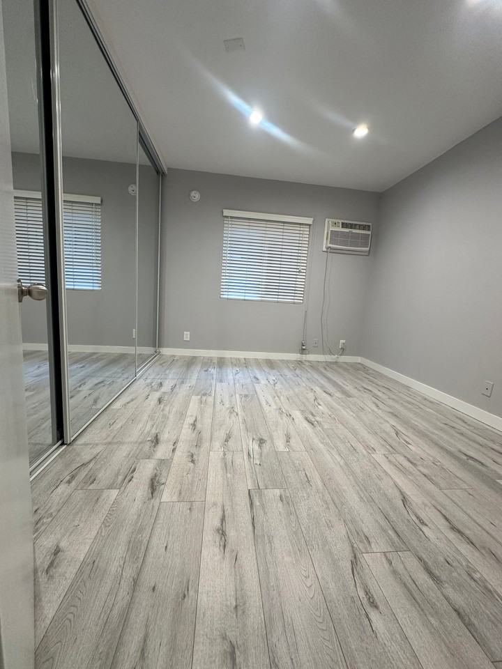 7555 De Longpre Ave #9 - Photo 7 of 12