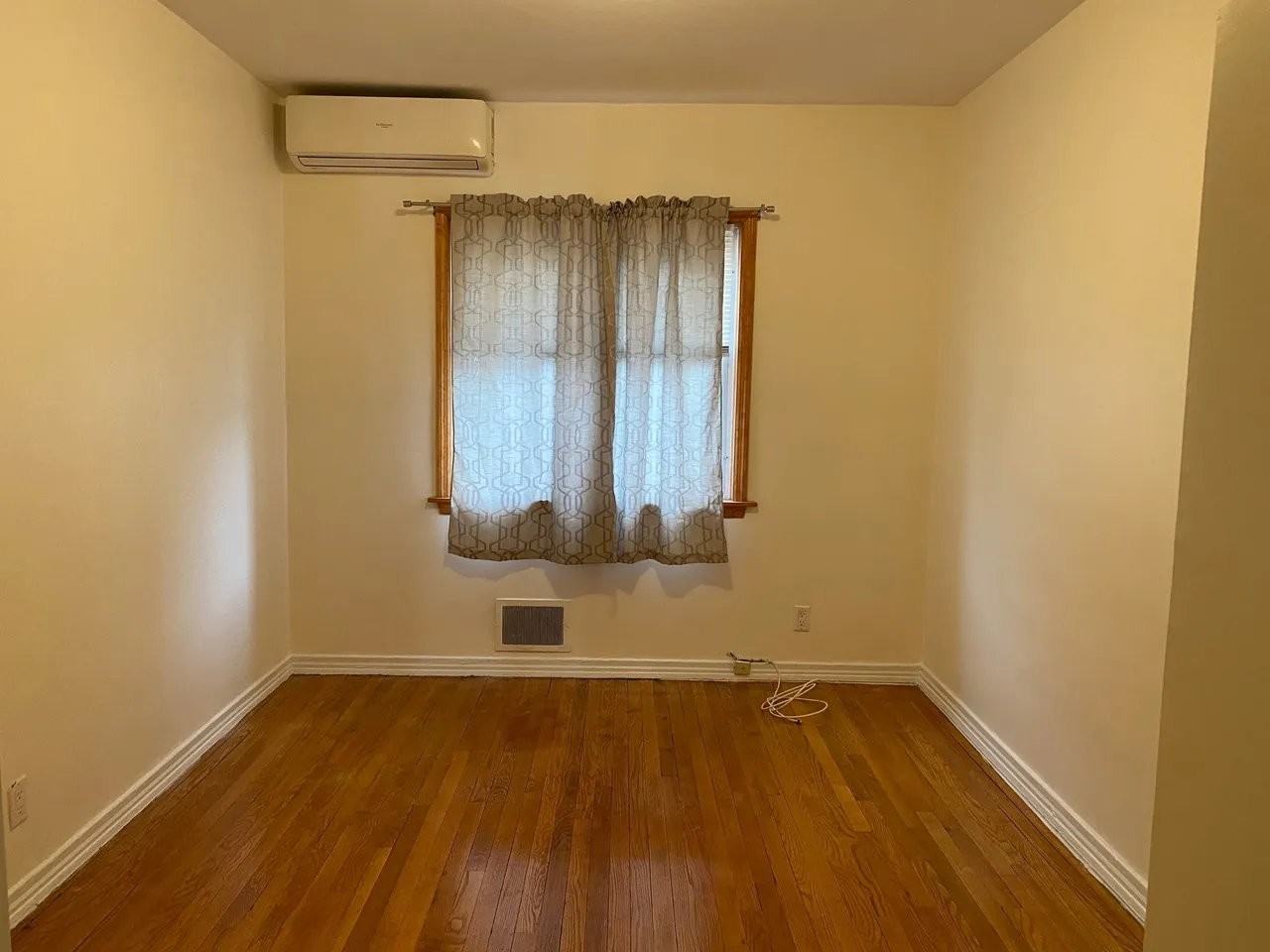 7503 198th St - Photo 2 of 10
