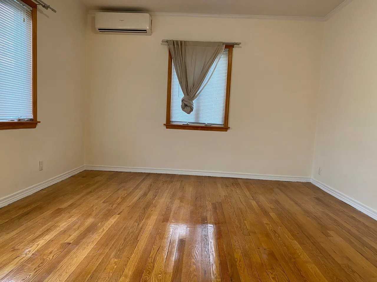 7503 198th St - Photo 3 of 10