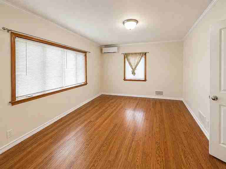 7503 198th St - Photo 4 of 10
