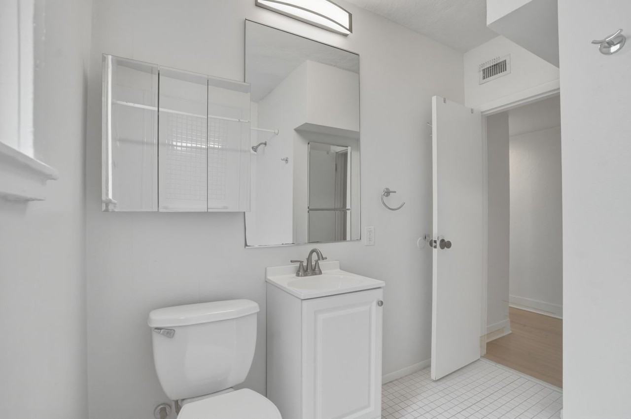 3218 W Santiago St #2 - Photo 4 of 16