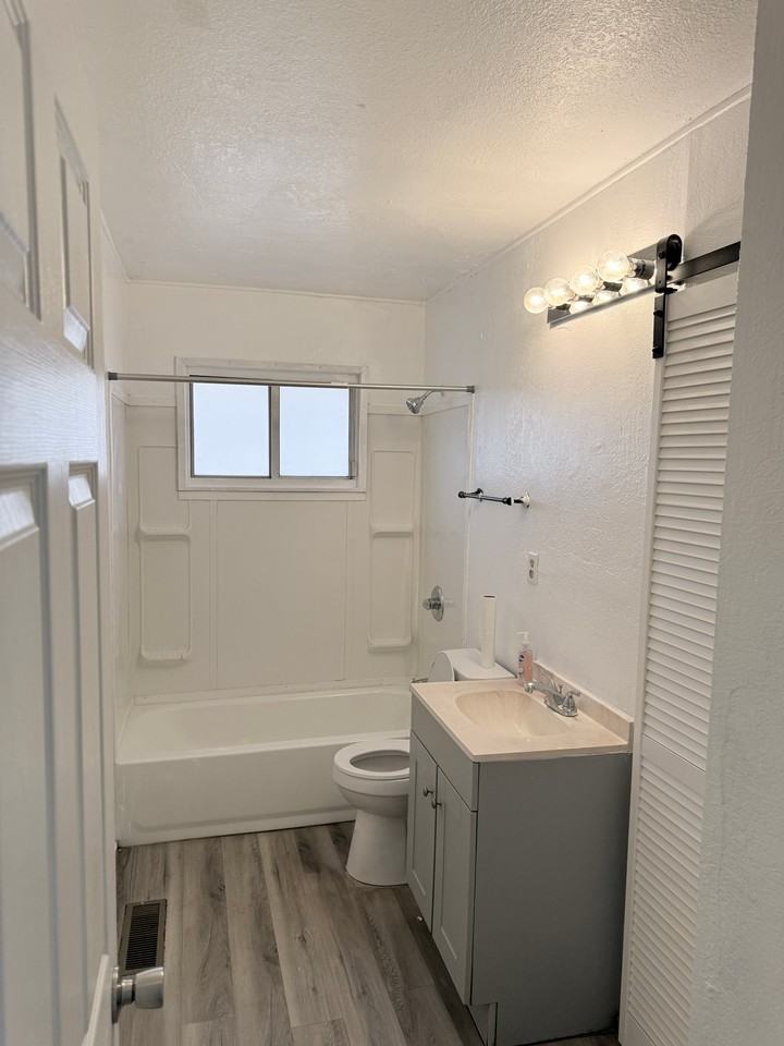 1595 Elaine St - Photo 3 of 7