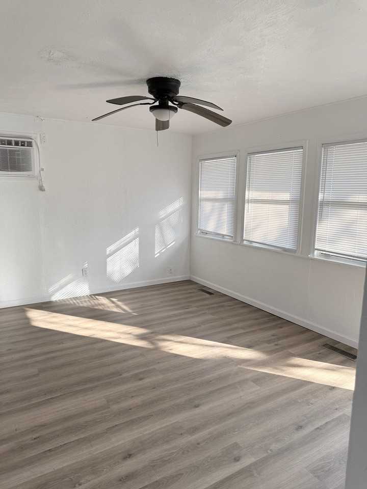1595 Elaine St - Photo 5 of 7