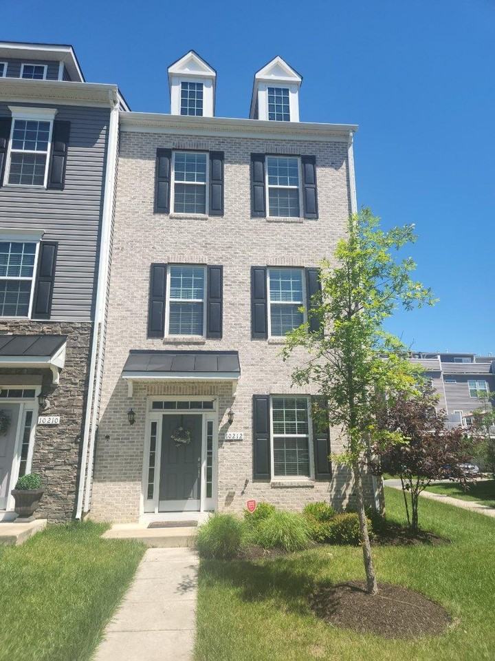 10212 Windsor Oaks Way - Photo 2 of 11