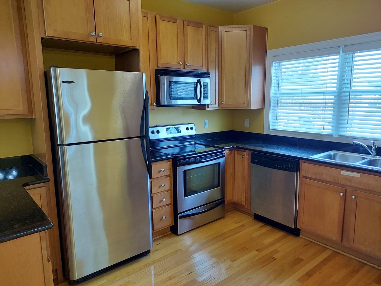 440 21st St #440 - Photo 3 of 23