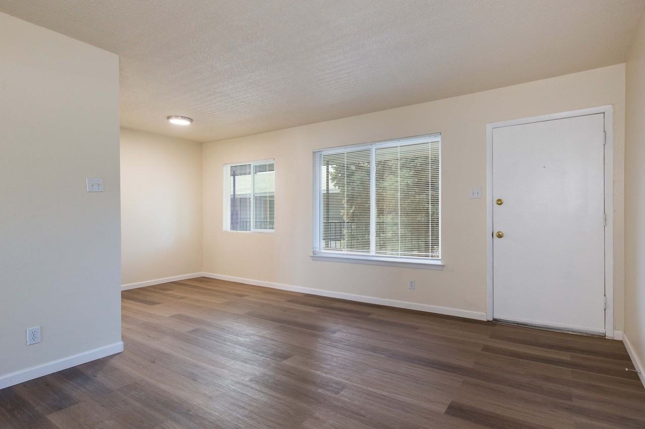 Continental Arms Apartments: Charming Gated Community - Photo 6 of 50