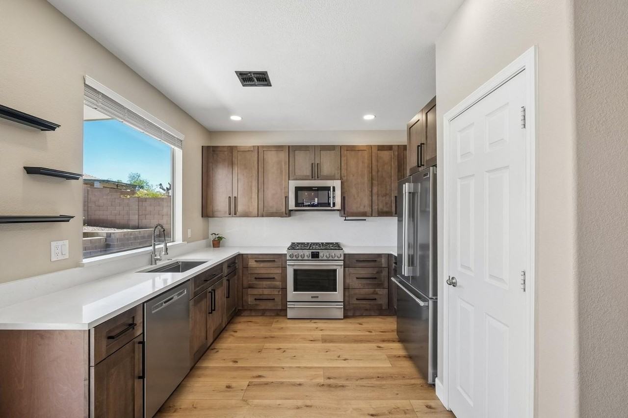 18381 W Mcneil St - Photo 2 of 50