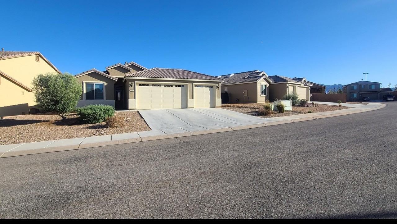 2210 Jacks Dr - Photo 2 of 22