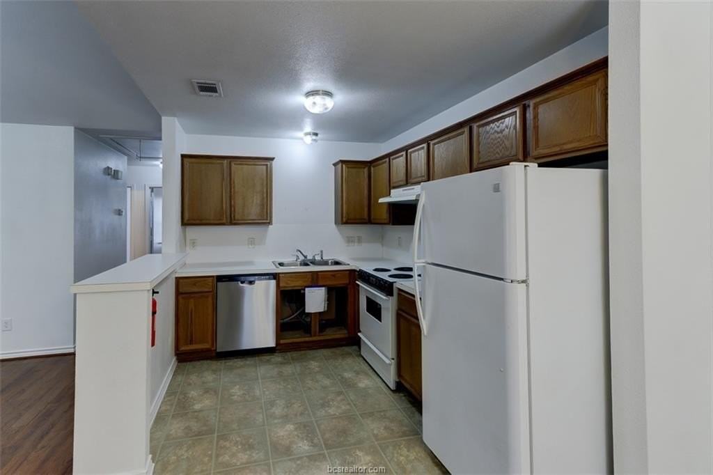 914 Sun Meadow St - Photo 7 of 20