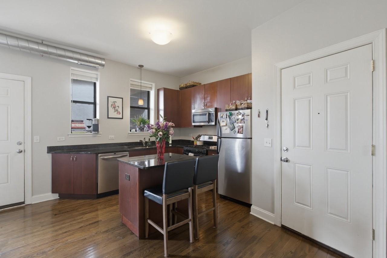 3142 W George #C2 - Photo 4 of 11
