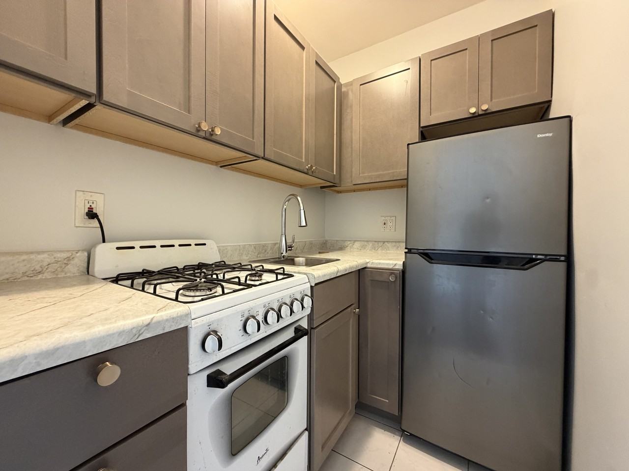 3727 N Pine Grove Ave #408 - Photo 5 of 11