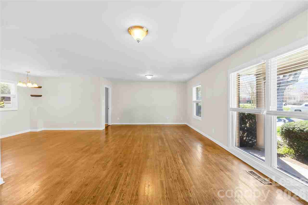 4033 Woodgreen Ter - Photo 5 of 23