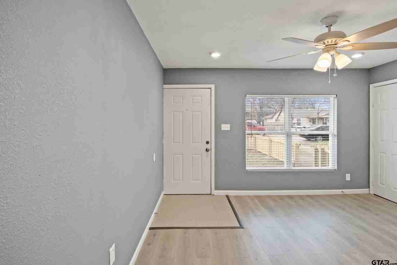 903 Hester St - Photo 3 of 17