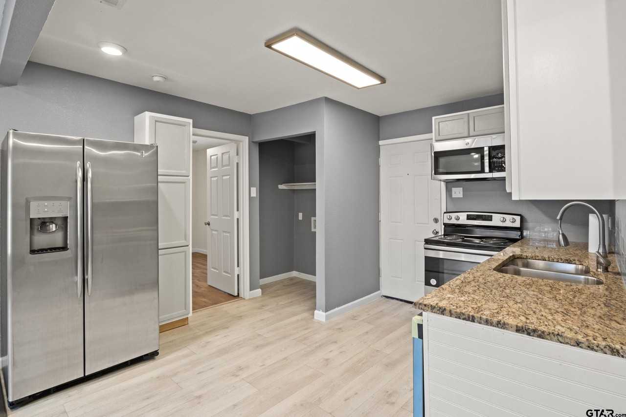 903 Hester St - Photo 4 of 17