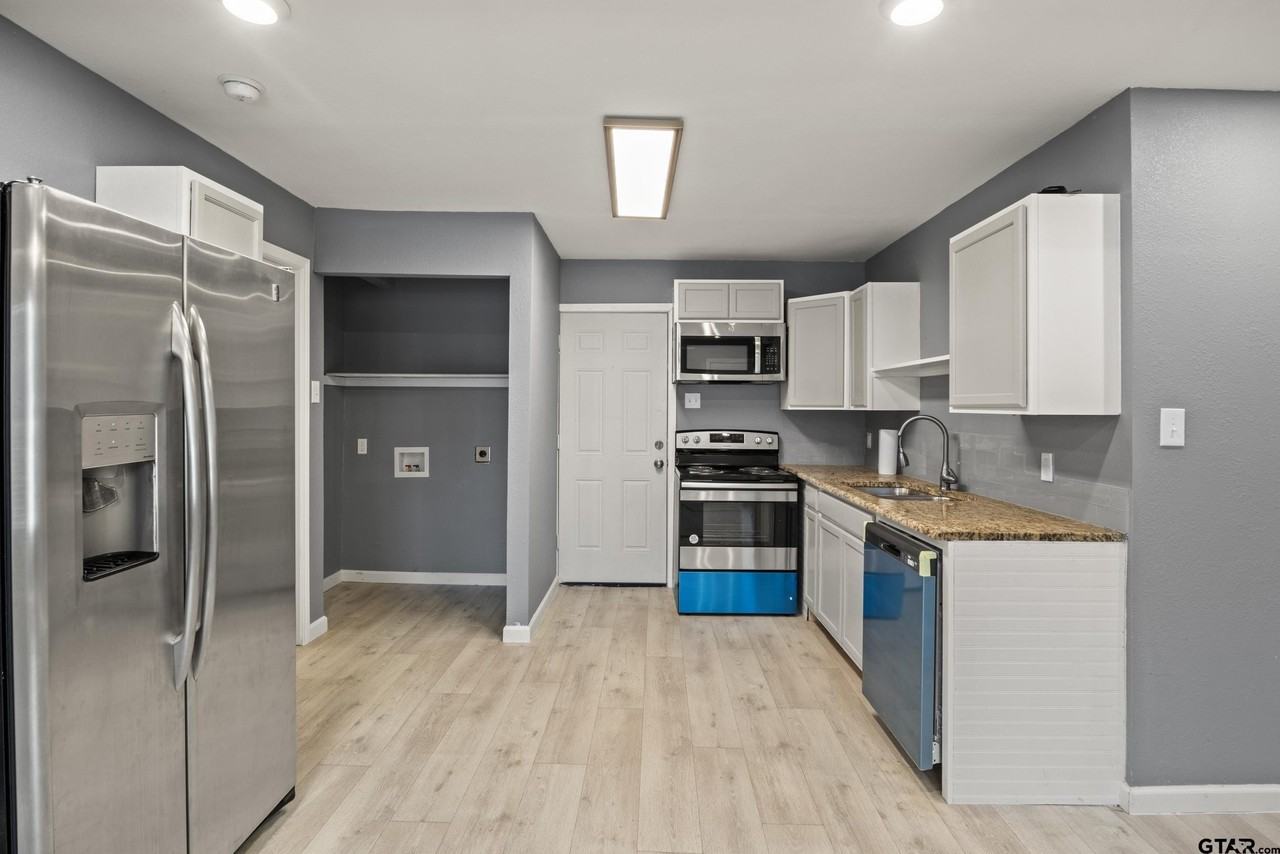 903 Hester St - Photo 5 of 17