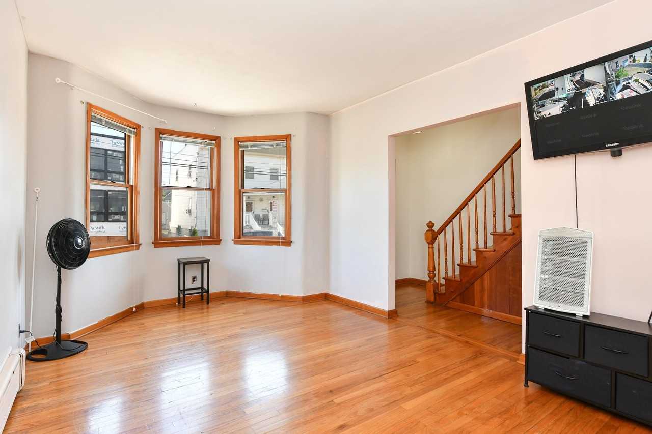 241 Maple St - Photo 5 of 34
