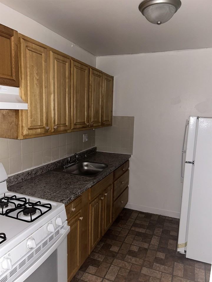 708 Boulevard E #B3 - Photo 4 of 5