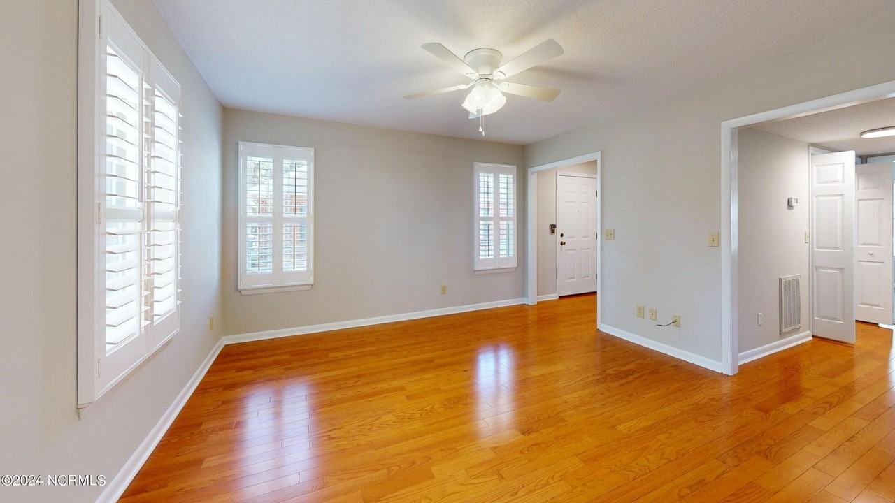 727 Chancery Ln - Photo 4 of 22