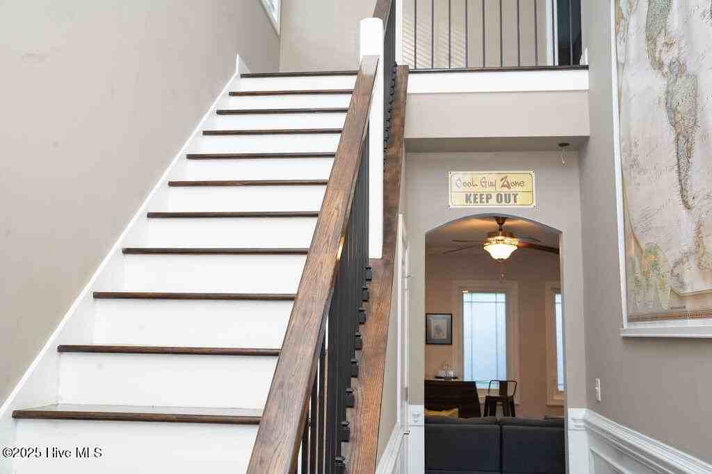 691 S Ashe St - Photo 4 of 31