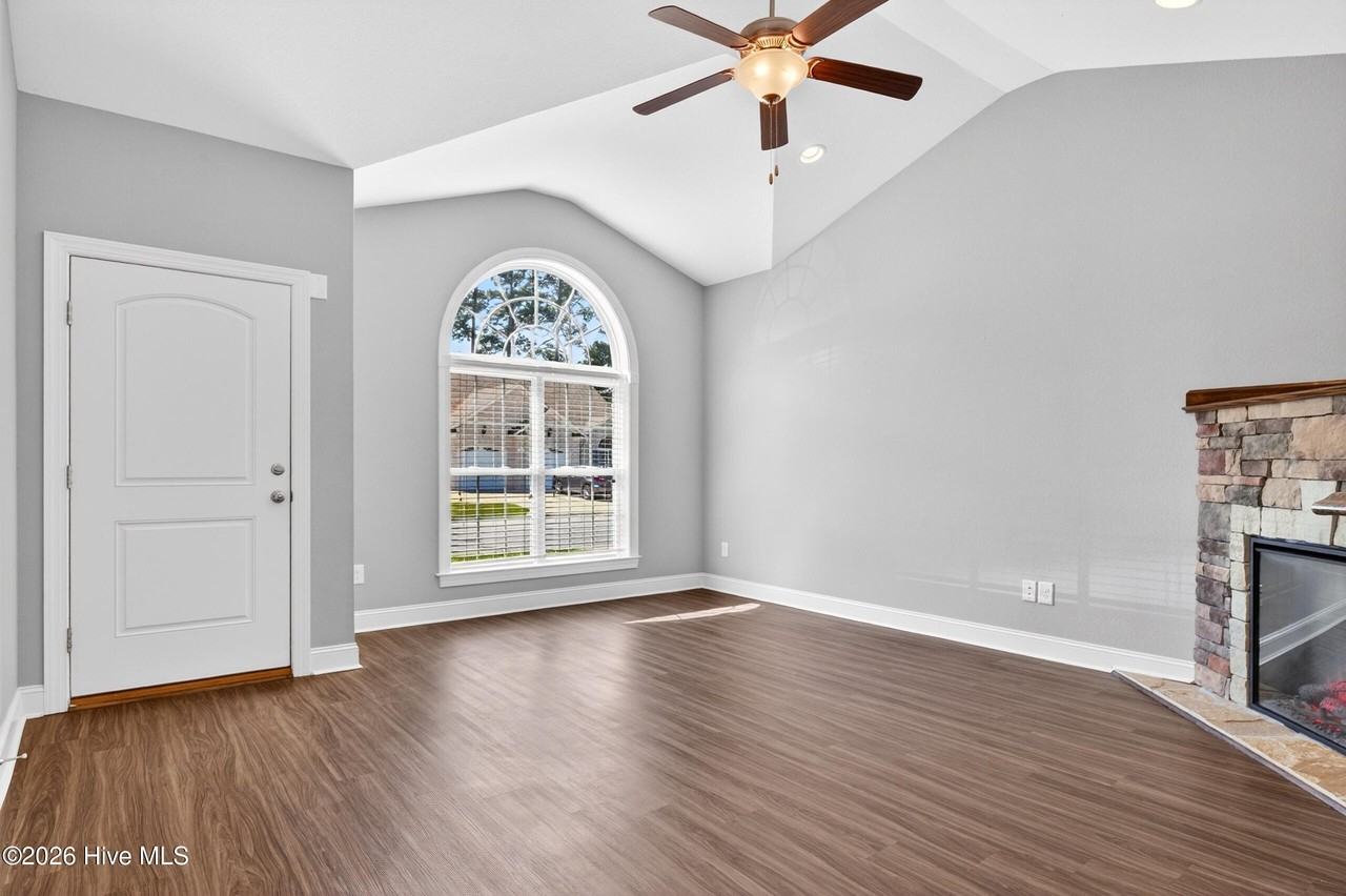 1661 Cambria Dr #B - Photo 6 of 37