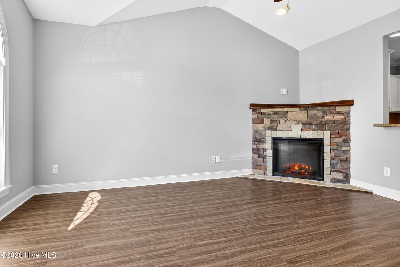 1661 Cambria Dr #B - Photo 7 of 37